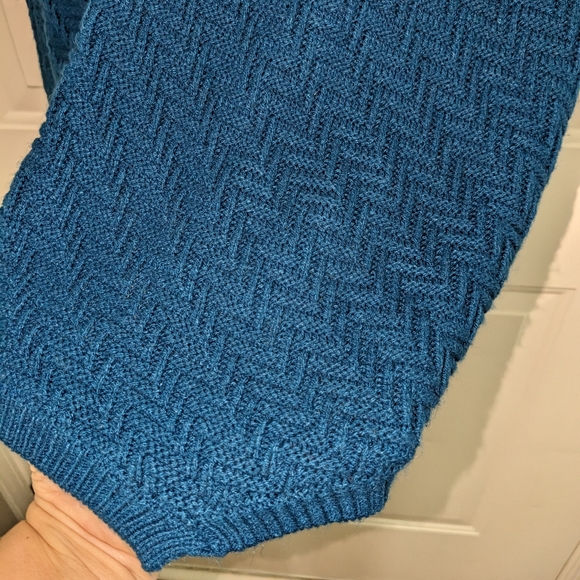 New York & Company knit sweater Medium Very soft. Beautiful Blue. 100% Acrylic. - Picture 4 of 10